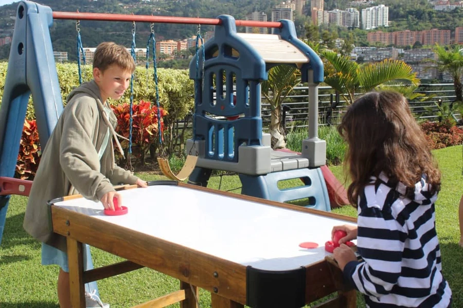 Atracciones Perros Locos - Dos niños jugando
